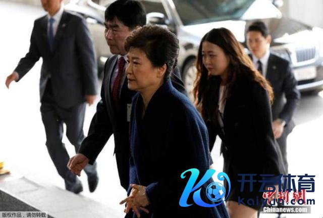 贵府图：朴槿惠抵达检验厅。